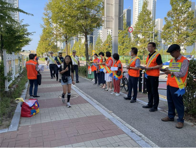 연수구는 개학기 안전사고 예방과 안전 문화 확산을 위해 지난 11일 송일초등학교에서 아이 먼저 어린이 교통안전을 테마로 안전 점검의 날 캠페인을 진행했다